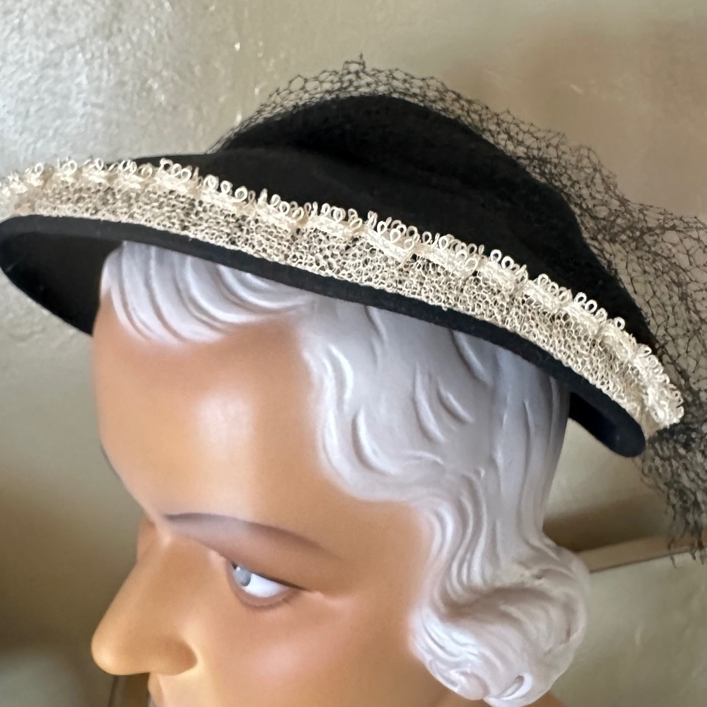 CLASSY 1940s' BLACK FELT HAT + OPEN CROWN AT BACK, LARGE BOW, WHITE TRIM & VEIL - Picture 10 of 13